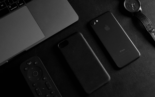 黒い背景にあるPC