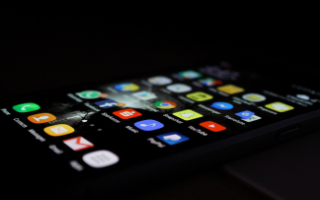 黒い背景にあるPC