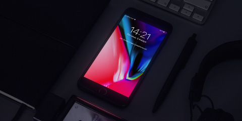 黒い布の上に置かれた黒いアイフォン