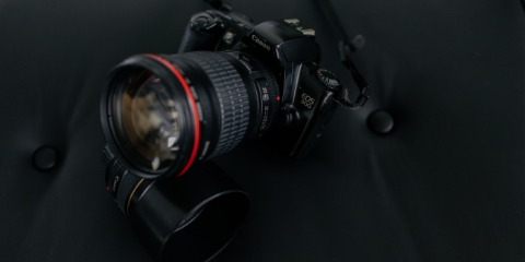 黒い布の上に置かれた黒い一眼レフカメラ